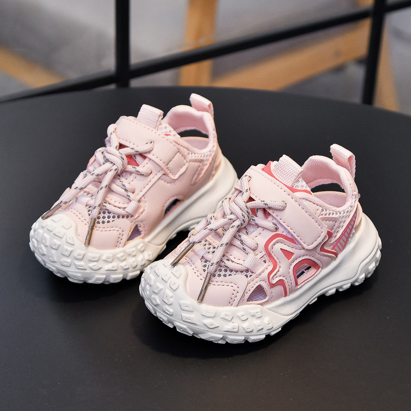 Verano 2025 nuevo estilo sandalias para niños con suela de neumáticos zapatos con marco deportivo hueco Baotou para niños pequeños y medianos zapatos de playa de suela suave