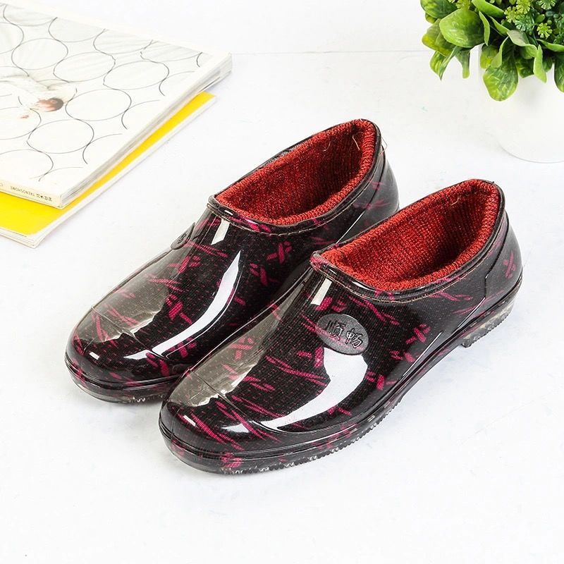 Zapatos de lluvia de cuatro estaciones para mujeres de tubo corto, zapatos de saliva poco profundos para mujeres, zapatos de goma de cocina para trabajar fuera, algodón resistente al desgaste, antideslizante