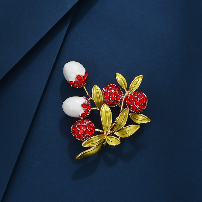 Dulce lichi broche de fruta nicho femenino de alta calidad diseño literario flores de pecho de moda temperamento broche accesorios de traje image 5