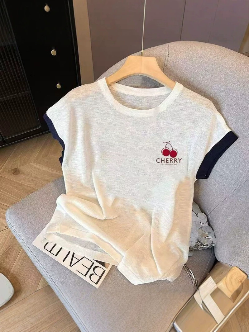 Áo thun nữ cổ tròn rộng, in họa tiết hoa ngọt ngào, chất liệu mỏng nhẹ, form rộng suông — màu trắng