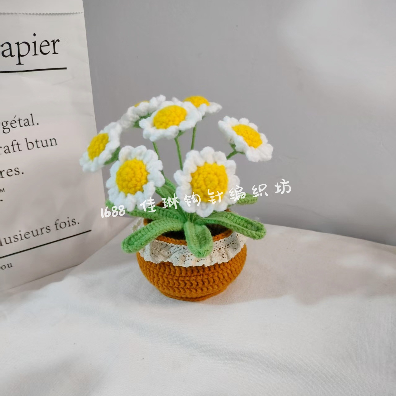 Producto terminado crochet a mano transfronterizo pequeña margarita en maceta adorno para el hogar lana tejido flor artificial mesa decoración de bonsai