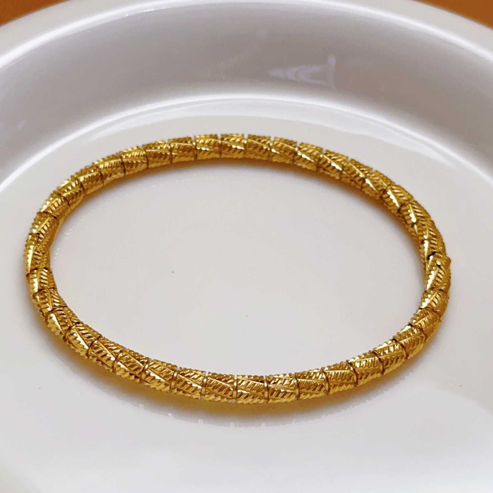Pulsera de cilindro de textura de oro de 18k de galvanoplastia de acero inoxidable transfronterizo al por mayor de fábrica