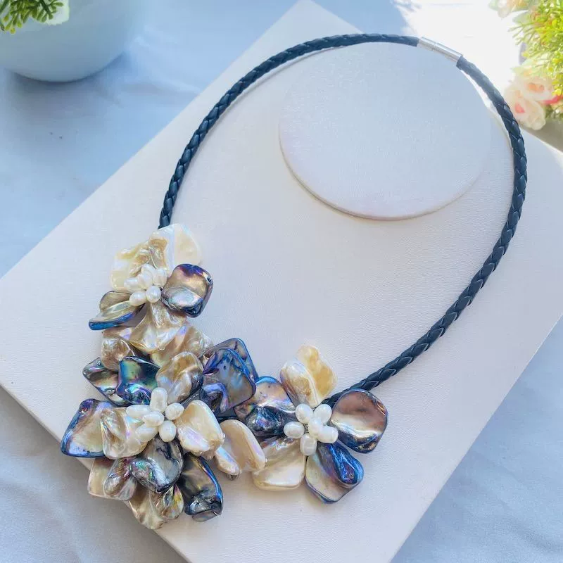 Ручной работы перламутр черный и белый моды оболочки цветок ожерелье короткий свитер цепи ключицы черно-белый цветок юбка с цепочкой