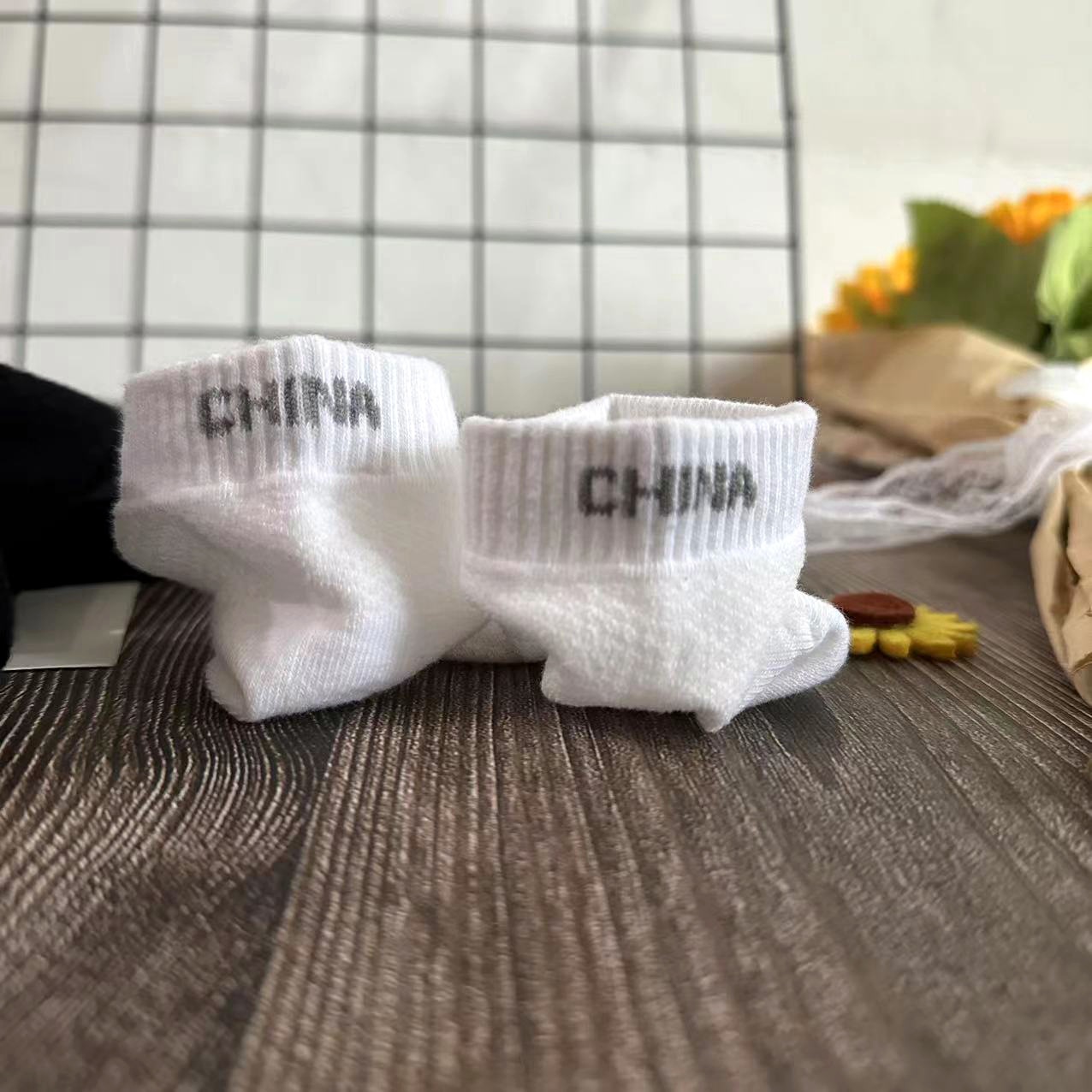 Nueva primavera y verano de alta calidad, calcetines deportivos finos para hombres, colores sólidos, transpirables, calcetines de barco de verano con pies no apestosos para niños