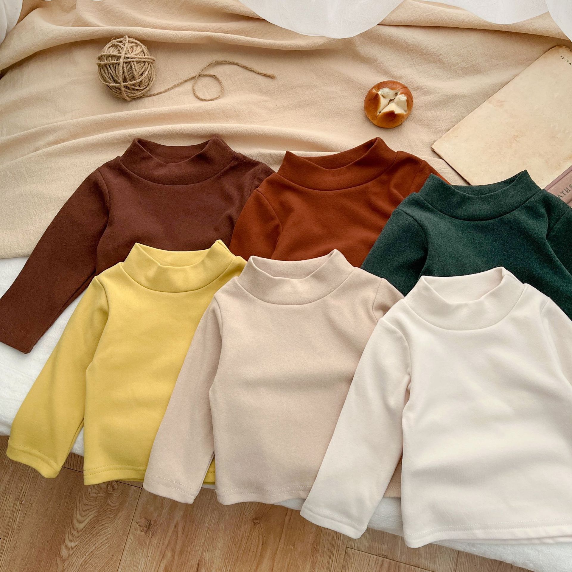 Camisa de fondo de terciopelo de color sólido para niños suave medio cuello alto primavera y otoño bebé básico niñas estiramiento casual top a juego