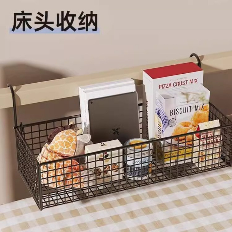 メーカーはベッドの上にかごを掛けてベッドの上に物を置く棚を提供しています。|undefined