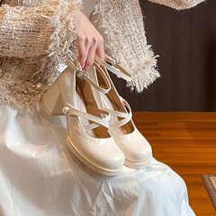 結婚式のハイヒールとウェディングドレスのフランス式の太さとメアリージェーンの太さと靴の柔らかい底は疲れません。