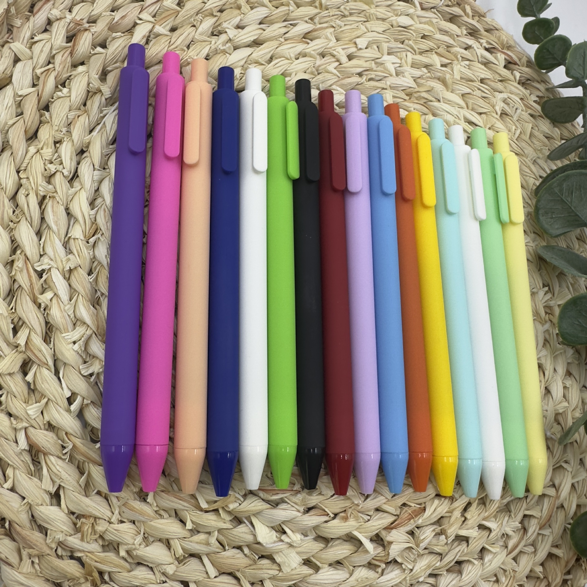 Fabricantes al por mayor Macarons color simple tipo de prensa logotipo imprimible plástico pegamento en aerosol bolígrafo bolígrafo de gel