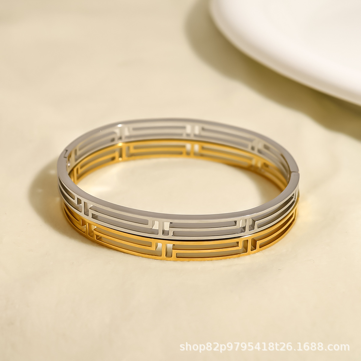 Estilo explosivo europeo y americano, estilo simple, hebilla hueca geométrica de acero inoxidable, pulsera personalizada, fábrica de pulido a mano, joyería al por mayor