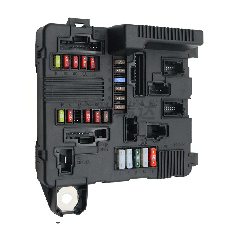 8200306033 es adecuado para la caja de fusibles de automóviles Nissan Renault 8200306032 al por mayor