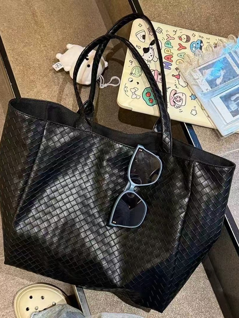 Woven one-shoulder bag, underarm bag, capacious shopping bag to go out