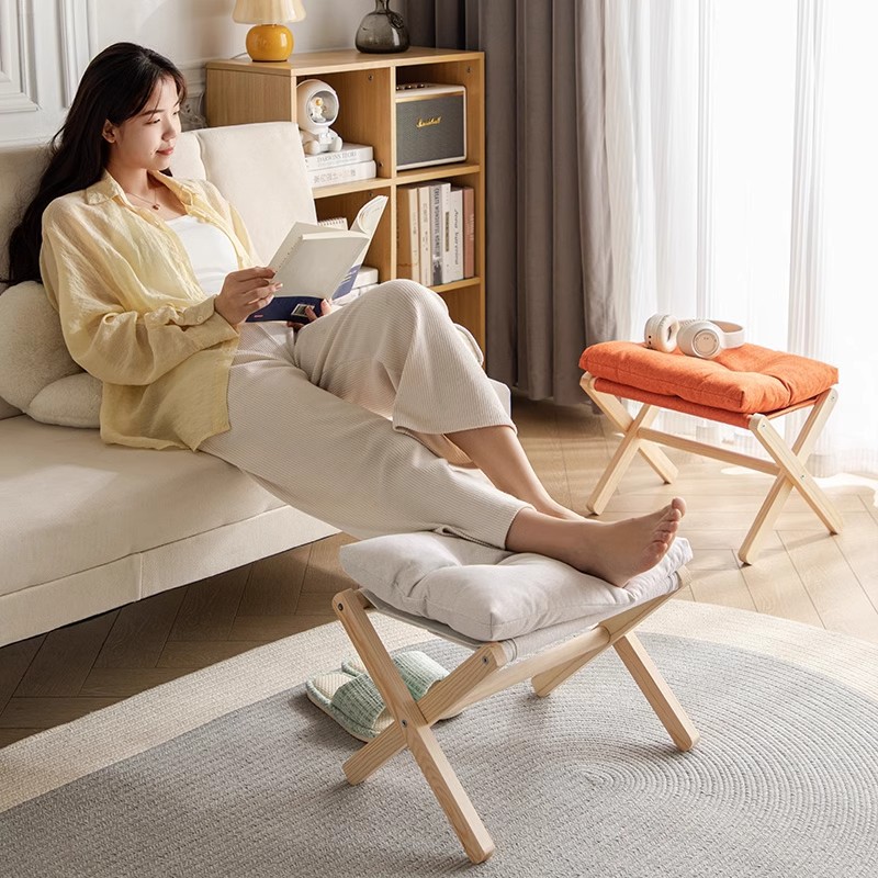 Sofás y taburetes de madera maciza pisan la Sala de estar, los perezosos ponen artefactos de pies, taburetes bajos, taburetes nuevos, taburetes domésticos para cambiar zapatos y taburetes