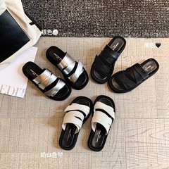 女性が外で履くためのストラップ付きサンダル 2025 夏の新しいスタイルのスクエアトゥストラップ付き厚底ビーチバケーションミルフィーユスリッパ