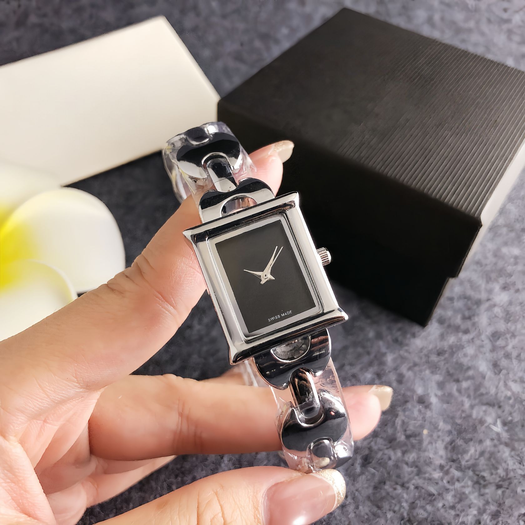 时尚银色钢带手表 黑盘白金石英女表 通勤约会轻奢简约感高级腕表