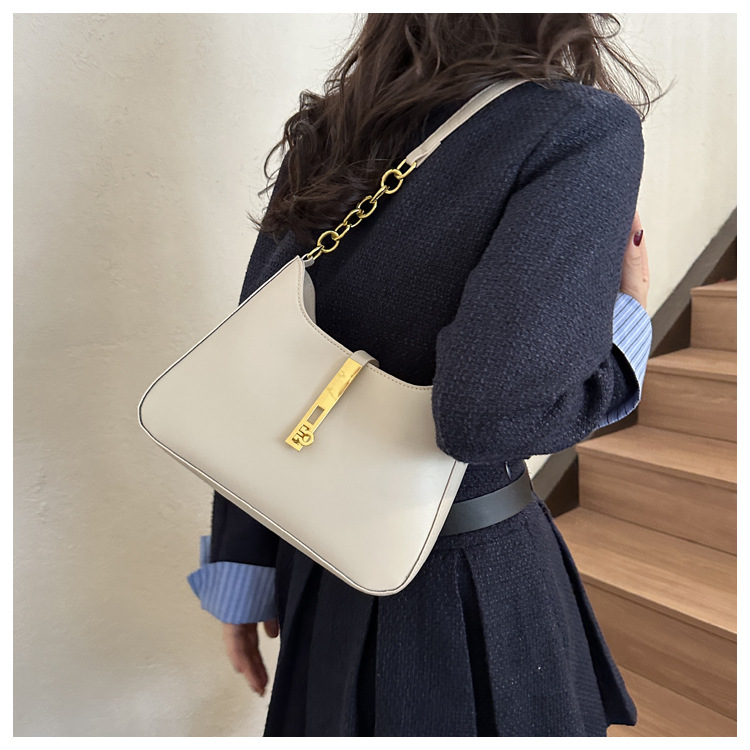 Textured lock buckle Korean style shoulder bag new style 2024 autumn and winter temperament commuter motorcycle bag fashionable style armpit bag _voghion.com