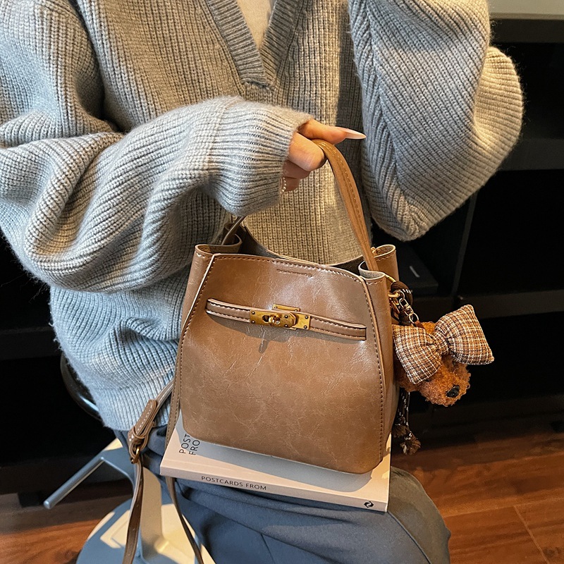 Otoño y invierno bolso de cubo de mano mujer 2025 nuevo estilo de alta calidad retro bolso de hombro universal de transporte público bolso de mujer