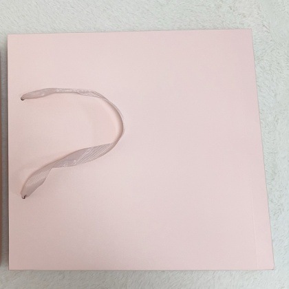 Solid color tote bag; details are introduced