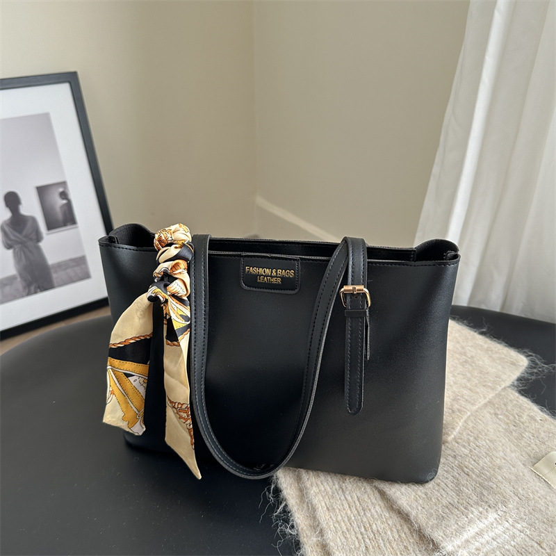 Bolsa de lona de seda 2024 invierno nuevo versátil este año popular retro viaje al trabajo bolso de moda especial