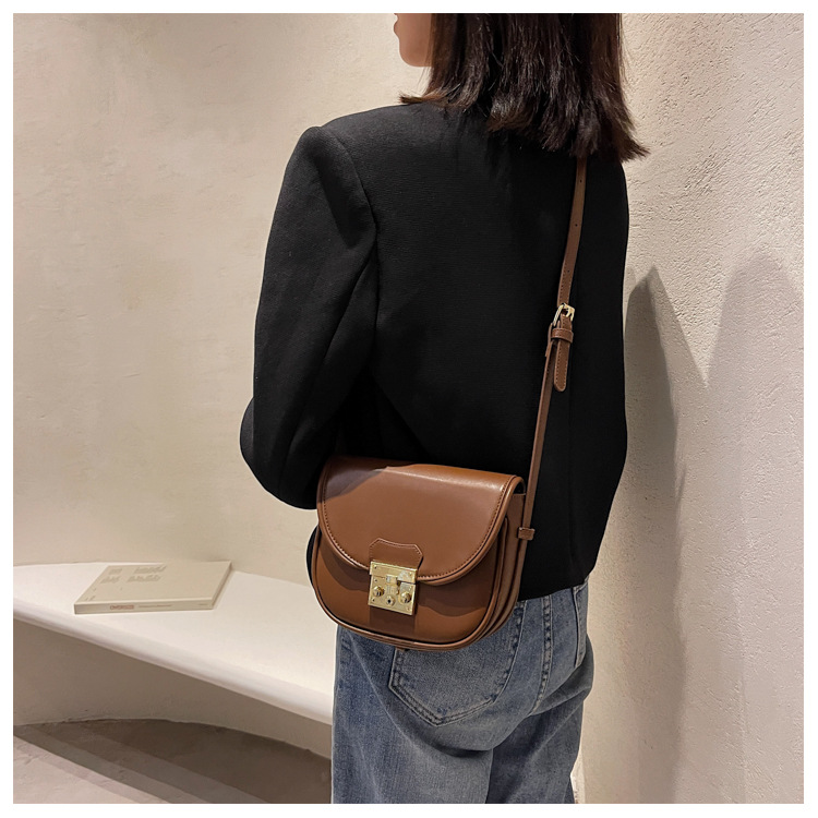 Retro Fashion Solid Color Lock Saddle Handbag Wholesale Nihaojewelry display picture 2