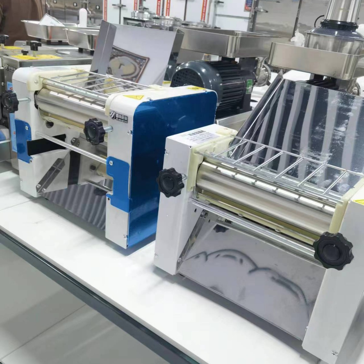 Prensa de fideos eléctrica de acero inoxidable comercial de escritorio 300 silenciosa máquina de amasado de fideos máquina de fideos de alta velocidad Shengyang