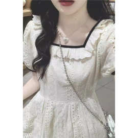 茶歇方领刺绣拼接连衣裙女夏季2025新款气质设计感收腰清新长裙子