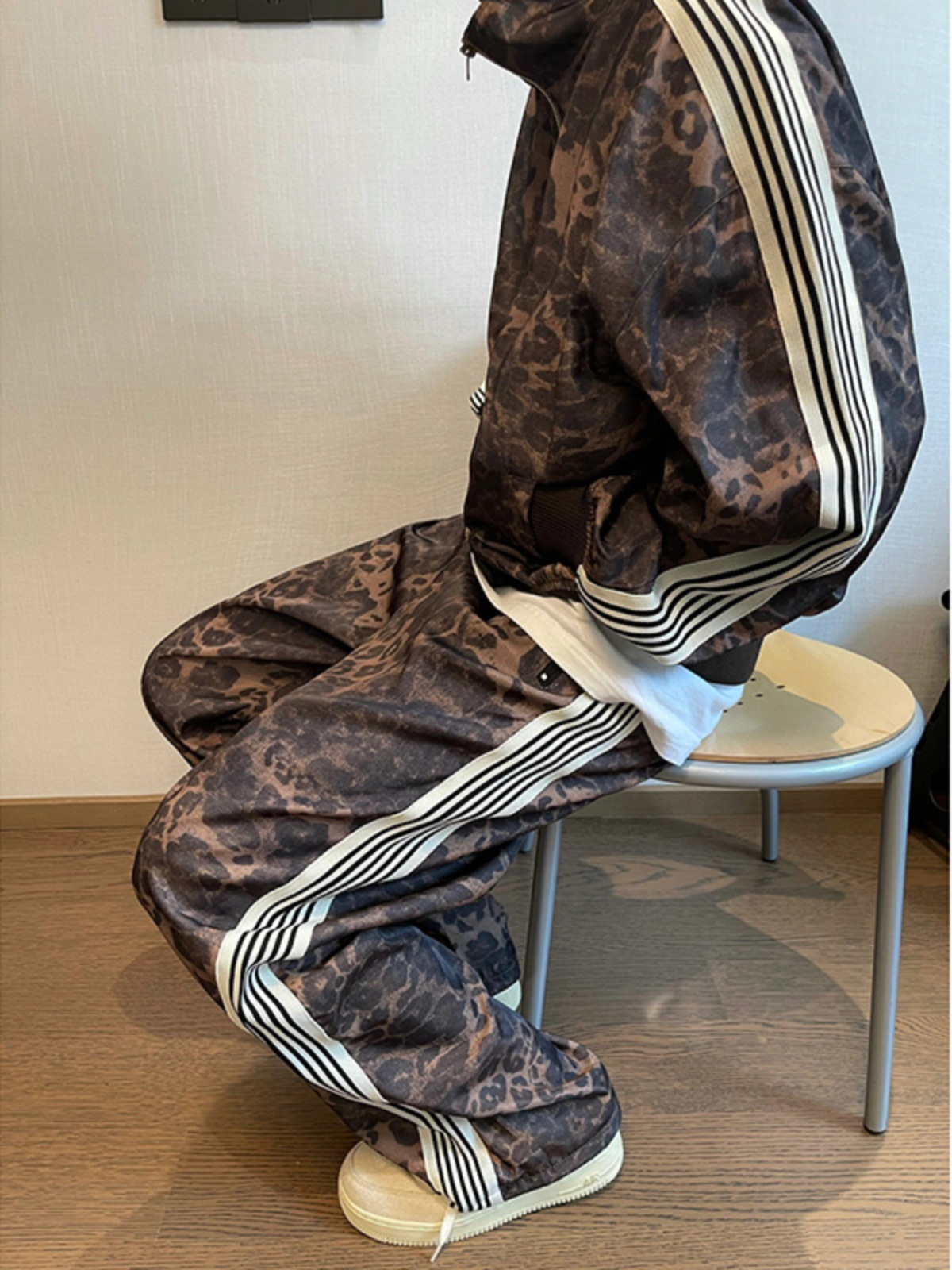 Vintage herr sportset i retrostil med leopardmönster_voghion.com