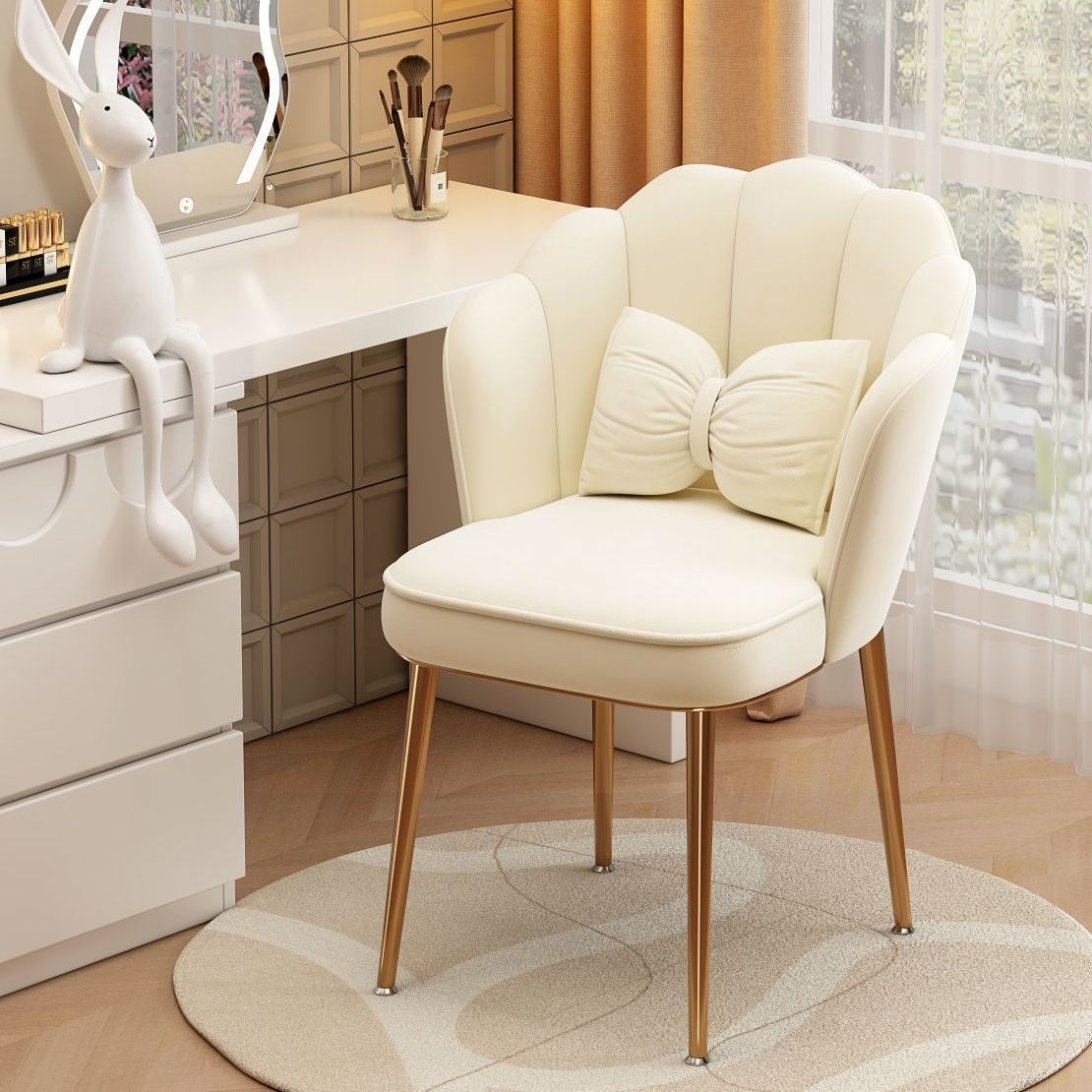 Silla de maquillaje de lujo ligera simple en paquete blando, silla de pétalos domésticos de red moderna, silla de maquillaje de metal multifuncional para dormitorios