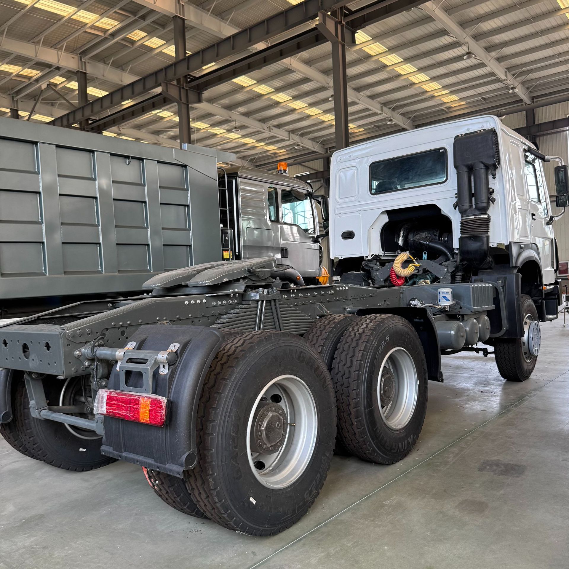 HOWO 371 tractor trailer head, dual-drive engineering sand and mineral cargo transport semi-trailer HOWO tractor trailer head