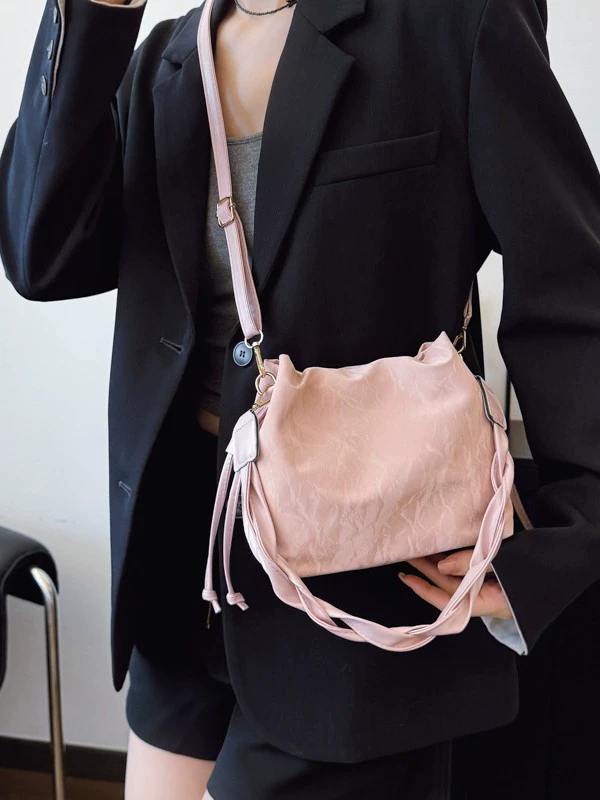 Travel bag, shoulder bag, handheld demi-season purse for leisure to go out