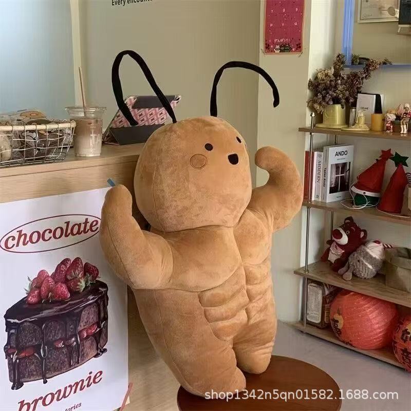 現物のかわいい筋肉の小さい強いぬいぐるみのぬいぐるみの腹筋は人形のベッドの上で南の大きいゴキブリの誕生日の贈り物をからかいます。|undefined