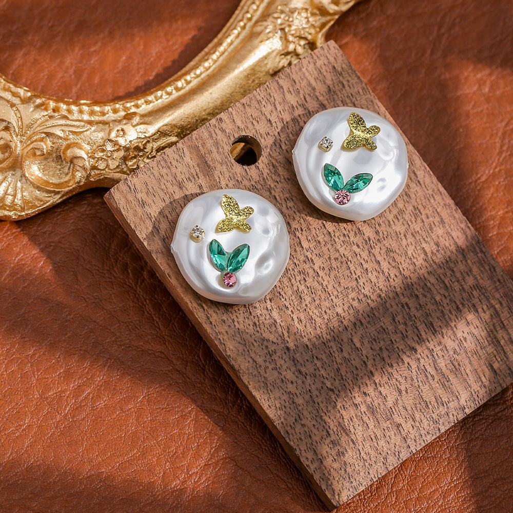 Fashionable small design earrings from pearl