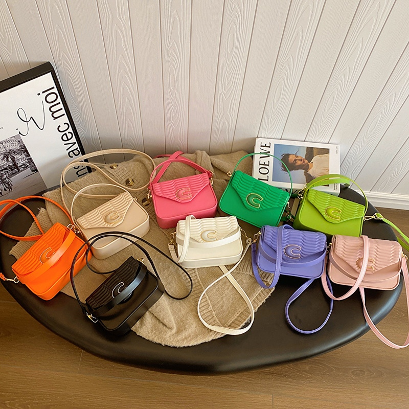 Liten firkantet bag 2024 tidlig på våren ny stil skulder bærbar crossbody preget stor kapasitet mote fabrikk varer engros utenrikshandel kryss_voghion.com