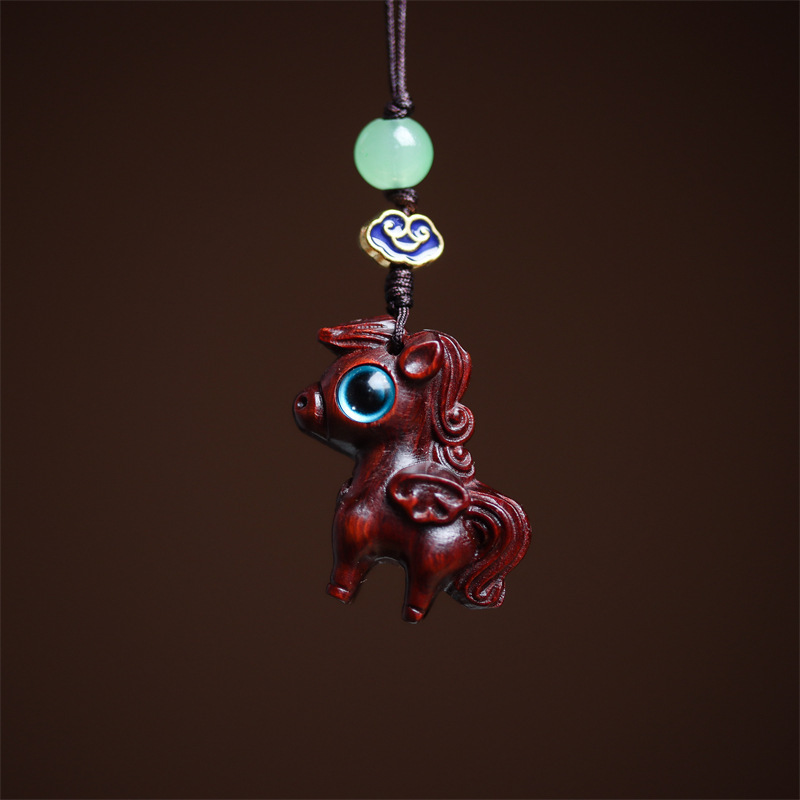 성공 펜던트에 빨간 백단향 말