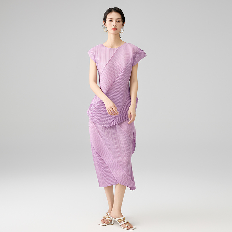 Spring and Summer New Arrivals: Issey Miyake Pleated Irregular Set, Elegant Round-Neck Sleeveless T-Shirt, Twill Solid Color Skirt