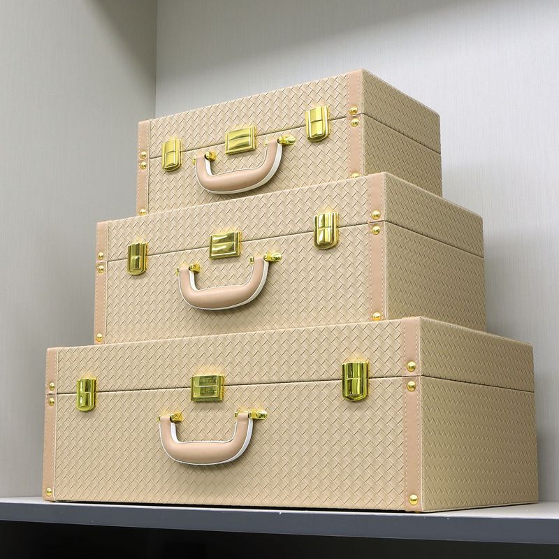 高級収納ボックス、スーツケース、レザースーツケース、メタルコーナー、クローク、モデルルーム、整理収納ボックス、家具|undefined