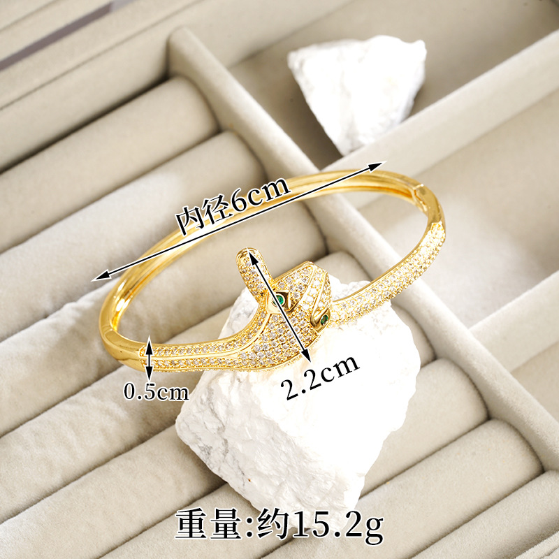 Brazalete de oro galvanizado de arena transfronteriza de 18k esmalte de color universal cabeza de serpiente de micro-pantalón anillo de piedra abierto joyas de estilo europeo y americano
