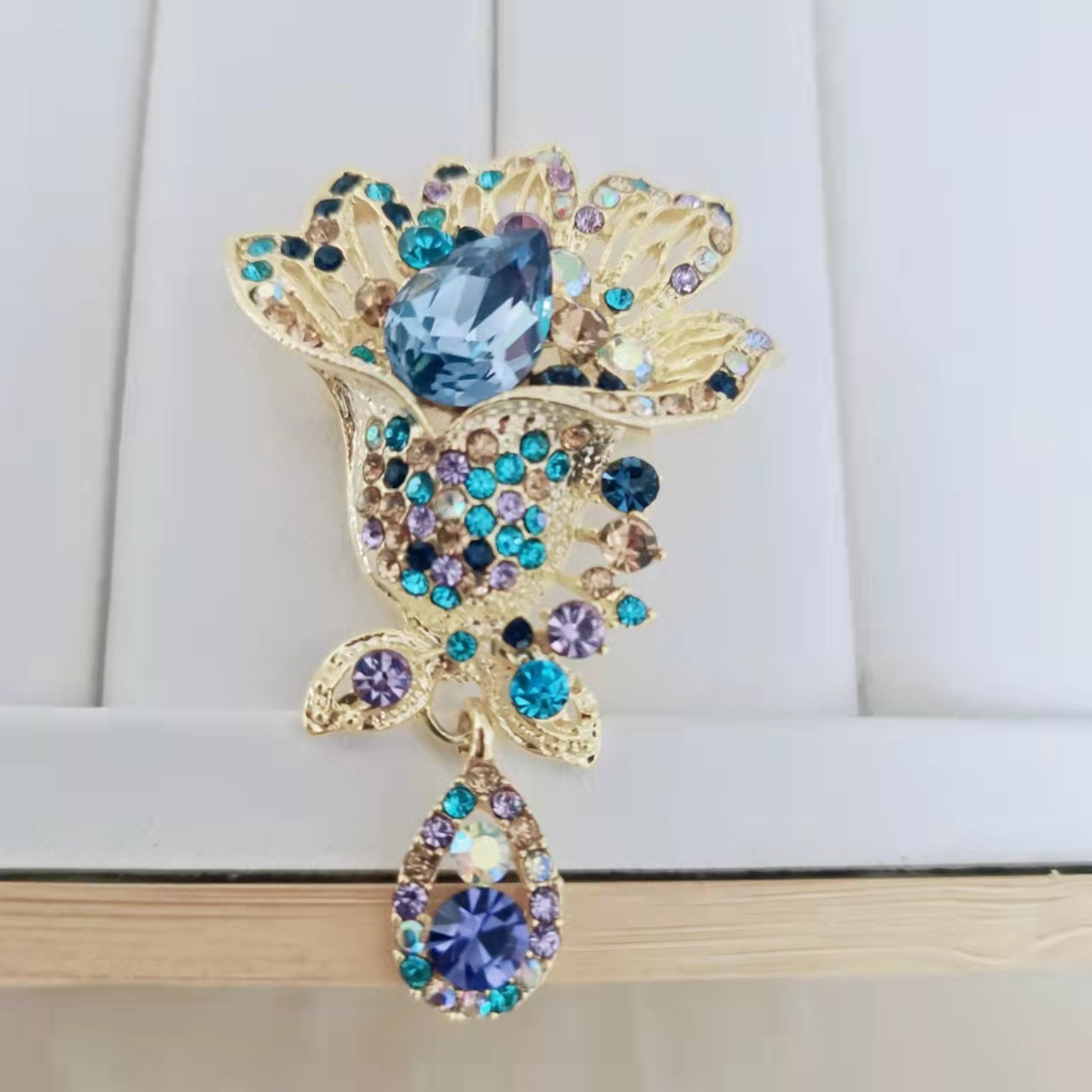 New Luxury Jewelry Crystal Flower Brooch Pins for Women Fashion Vintage Dinner Dress Corsage Pin Silk Scarf Buckle Clothing Accessories Brooches