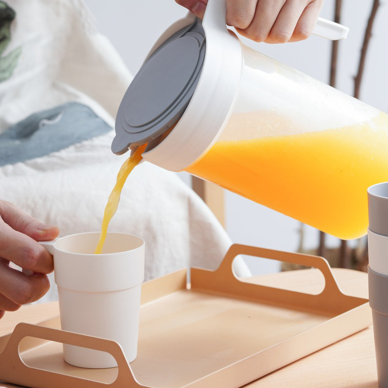 Suministro directo de fábrica de gran capacidad olla de jugo de plástico sellada botella de agua fría una olla cuatro tazas hogar traje de botella de agua fría