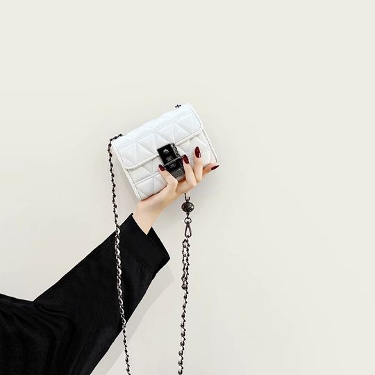 High-End Small Bag for Women Summer 2025 New Popular Niche Lipstick Bag Retro Crossbody Bag Mini Chain Bag