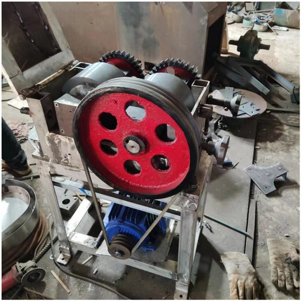 Zirconia double roller crusher crushes lithium battery materials