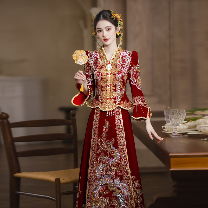 New Chinese-style embroidered Xiuhe dress with bell sleeves, bride's wedding dragon and phoenix gown, traditional Chinese wedding attire for the bride