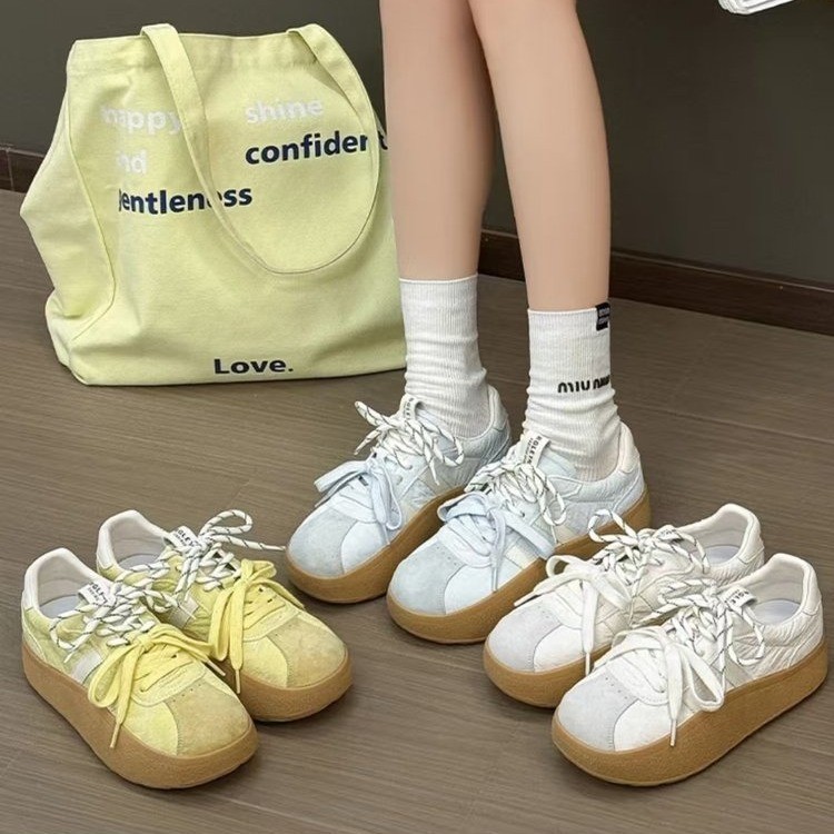 Zapatos de entrenamiento de estilo retrógrado con suela gruesa para mujeres primavera de 2026 nuevos zapatos deportivos casuales de estudiantes cómodos y transpirables.
