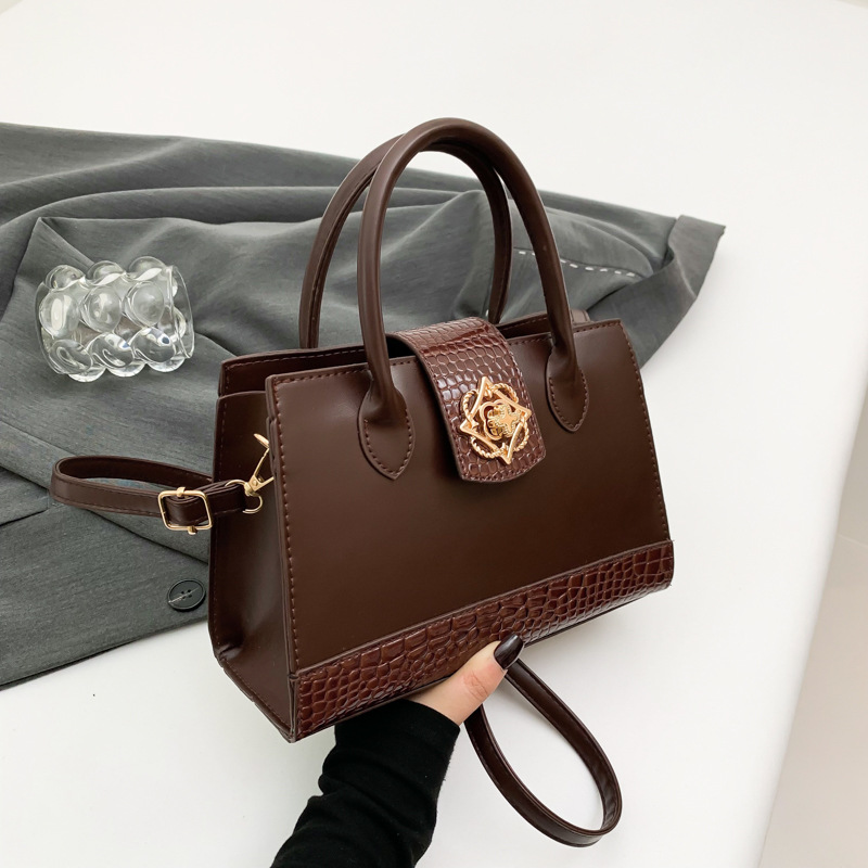 Niche Zhong lujo ligero de alto nivel sensación de invierno 2024 nuevo estilo de moda de gran capacidad de patrón de cocodrilo versátil mochila de viaje