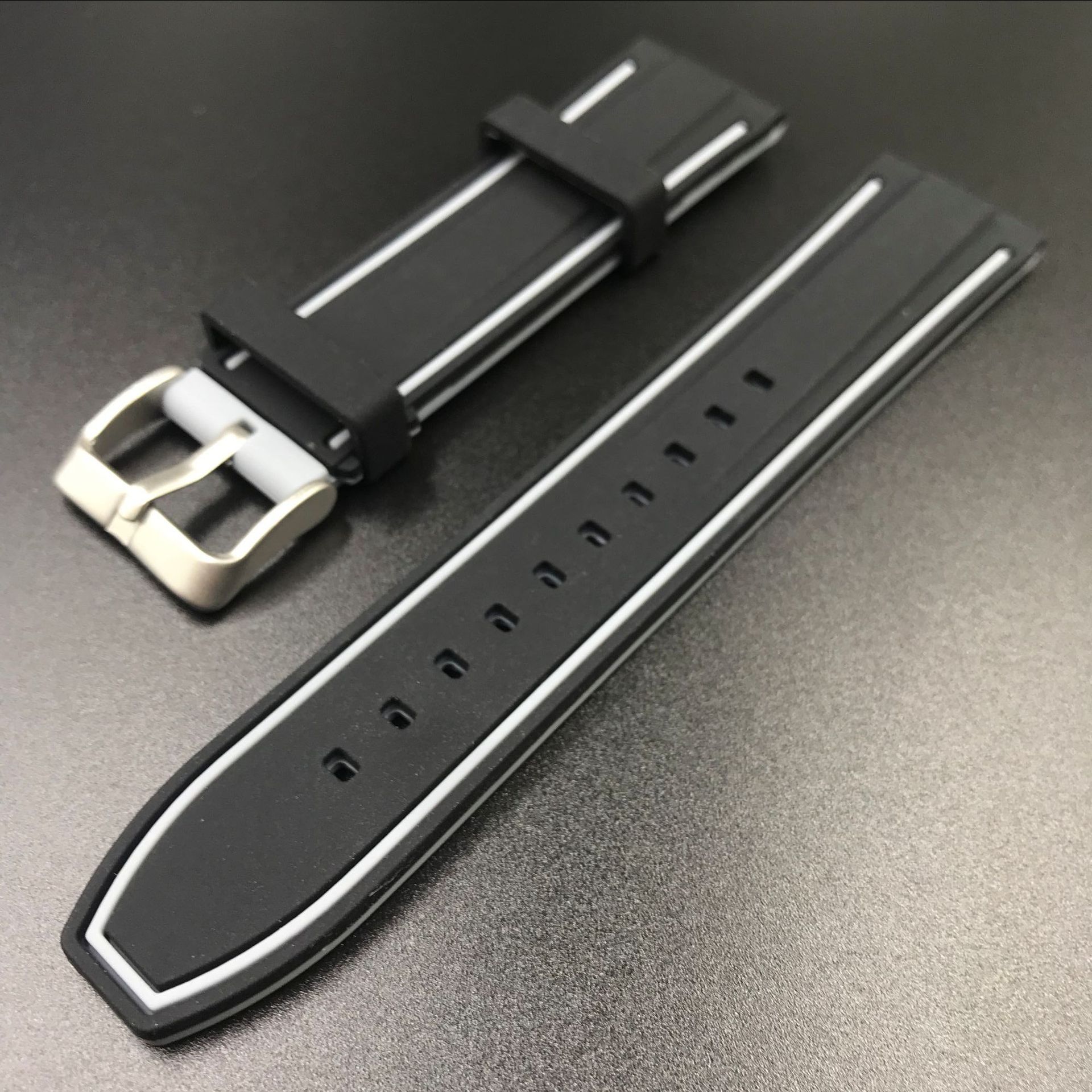 Universal de la correa de silicona transfronteriza interruptor de liberación rápida de dos colores banda de oído adaptador 20 22 24mm de silicona de dos colores Reloj