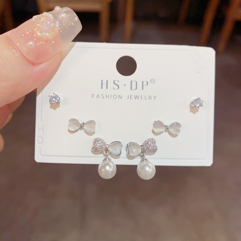 S925 aguja de plata micro incrustaciones de circón pendientes cortos pendientes de pelo corto japonés y coreano elegante todo-fósforo simple conjunto de tres piezas pendientes para las mujeres