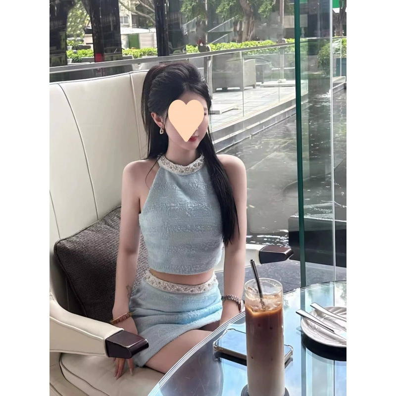 Летний женский костюм в французском стиле: топ без рукавов с жемчужной отделкой и юбка-миди с высокой талией, комплект из двух предметов