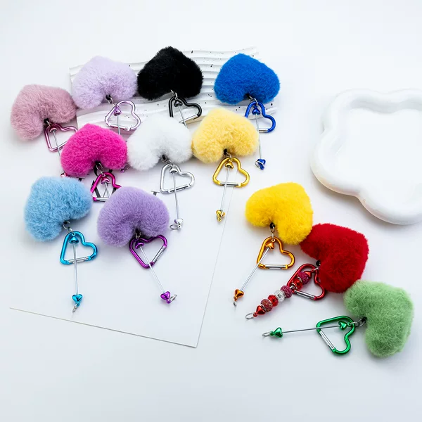 DIY Beaded Heart-Shaped Carabiner Creative Plush Pendant Carabiner Heart Lock Buckle Pom-Pom Carabiner