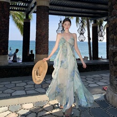 海边度假风绝美炸街连衣裙设计感挂脖漏肩拍照出片晕染露背别致裙