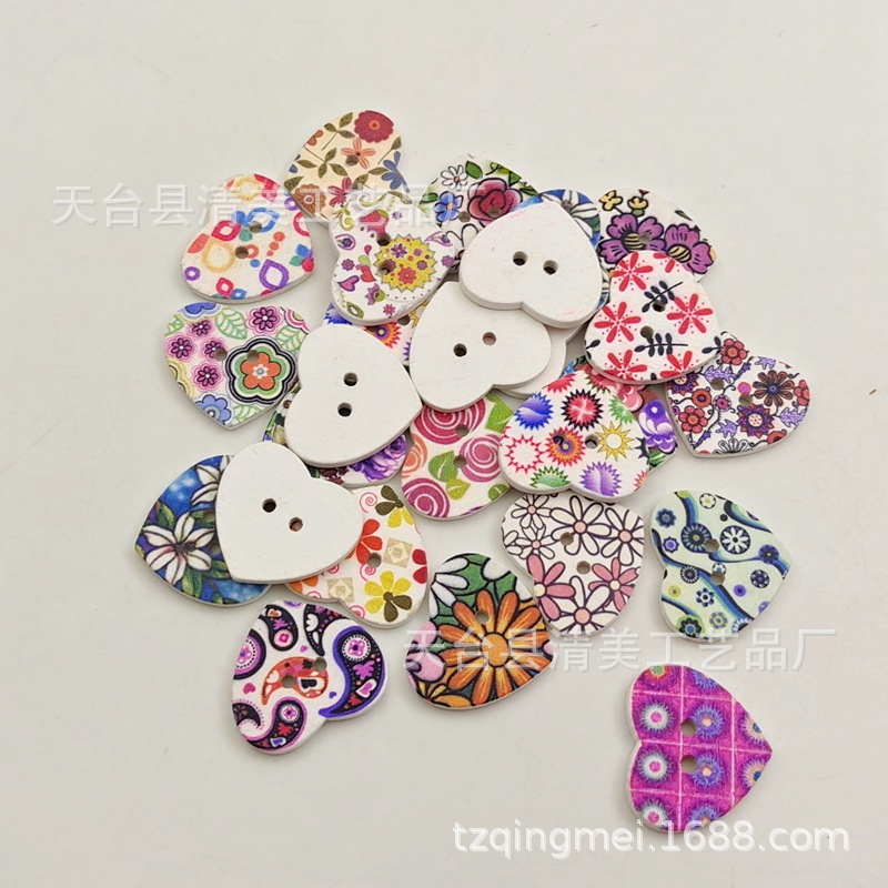 Botón de corazón de melocotón de fondo blanco de 25mm x 22mm Decoración multicolor de madera 50 piezas en un paquete Exquisito retro