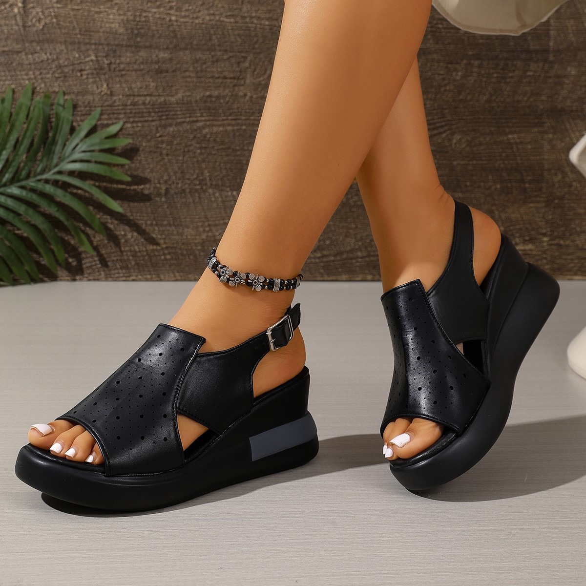 Verano usar sandalias de talón alto para mujeres de pendiente gruesa de fondo suave de verano 2025 nuevas sandalias de fondo plano de fábrica directa para mujeres
